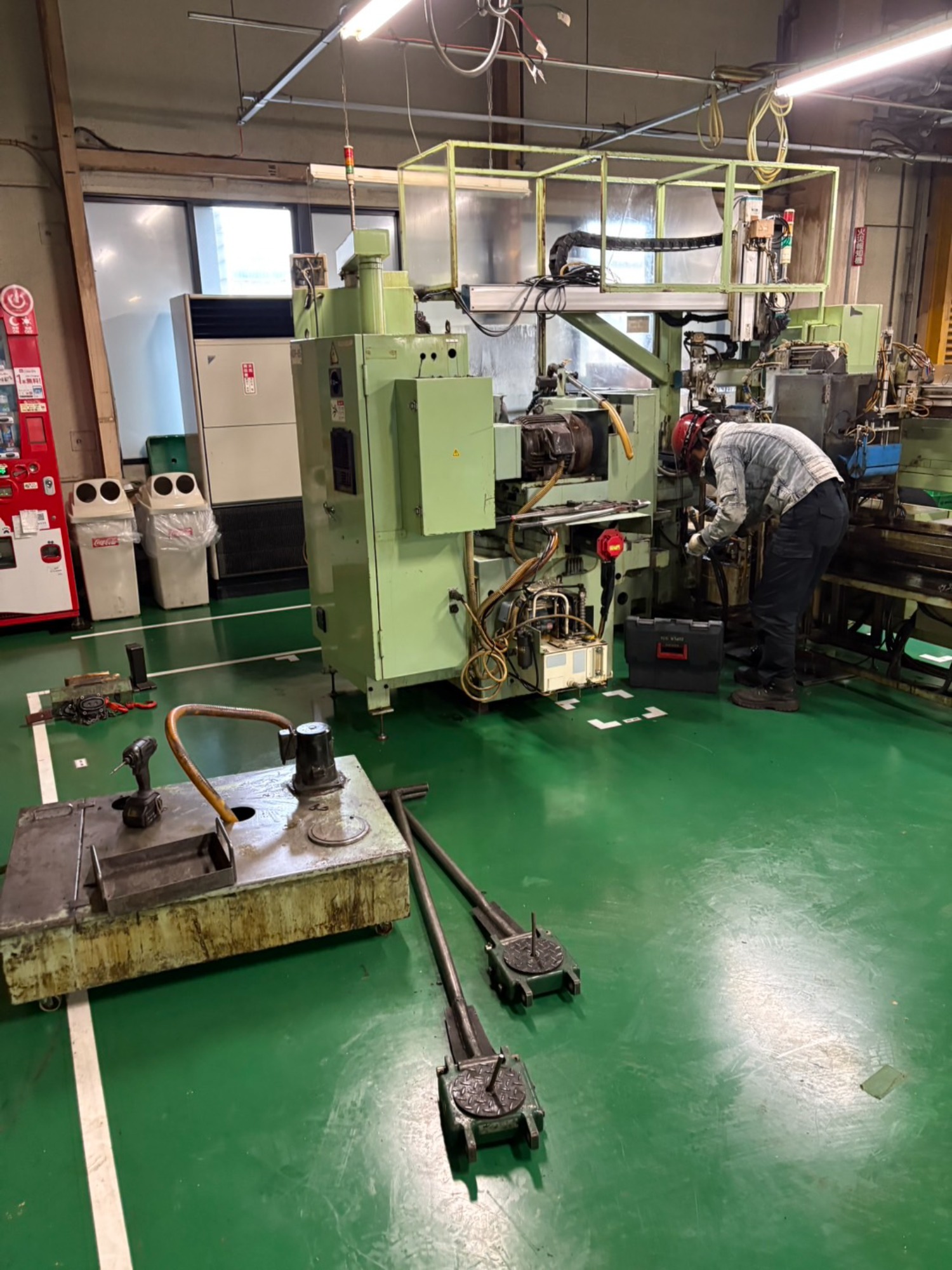 NC旋盤、転造機、研磨機を撤去させていただきました