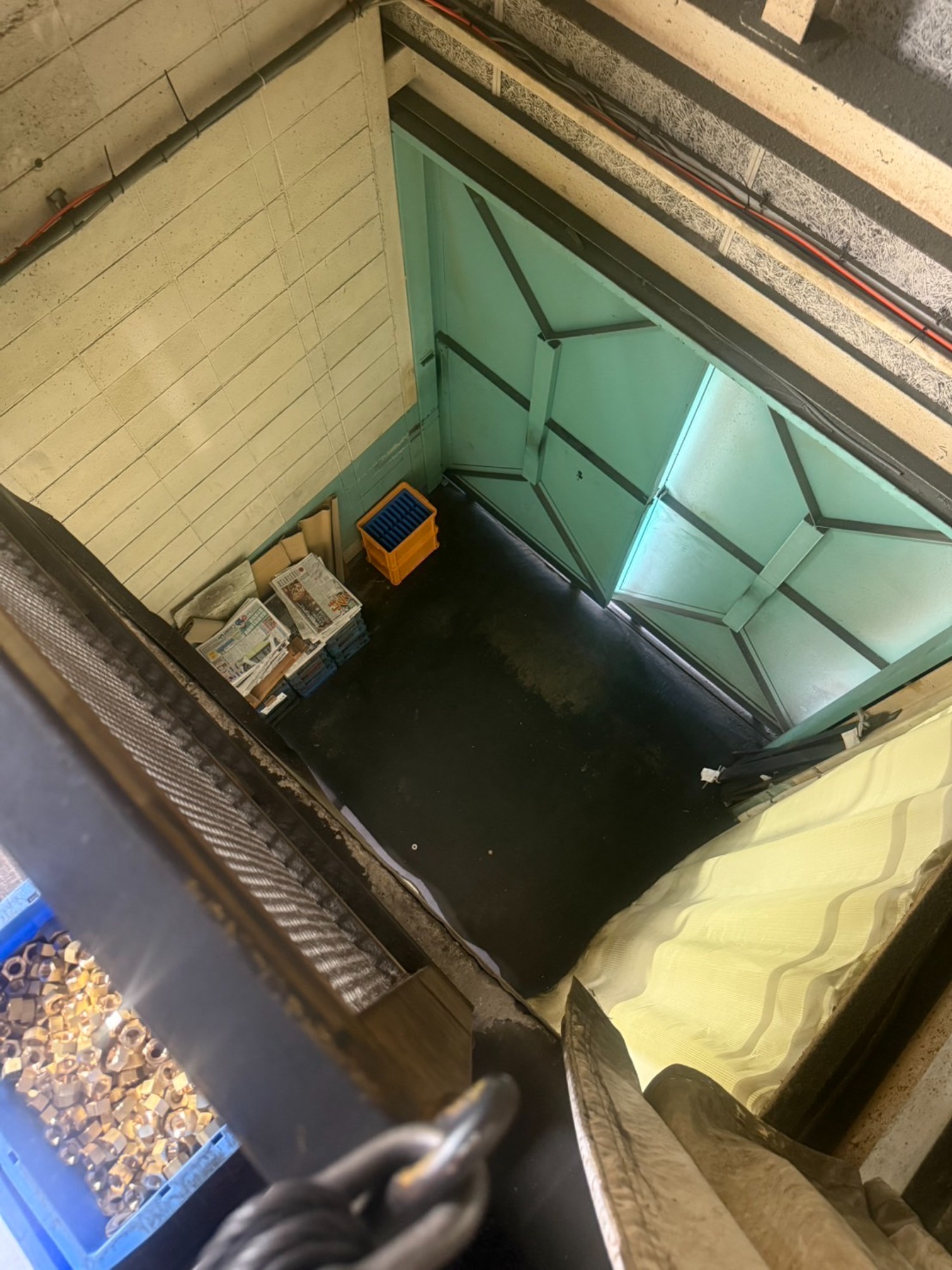 不要設備の2階からの荷下ろし撤去を承りました