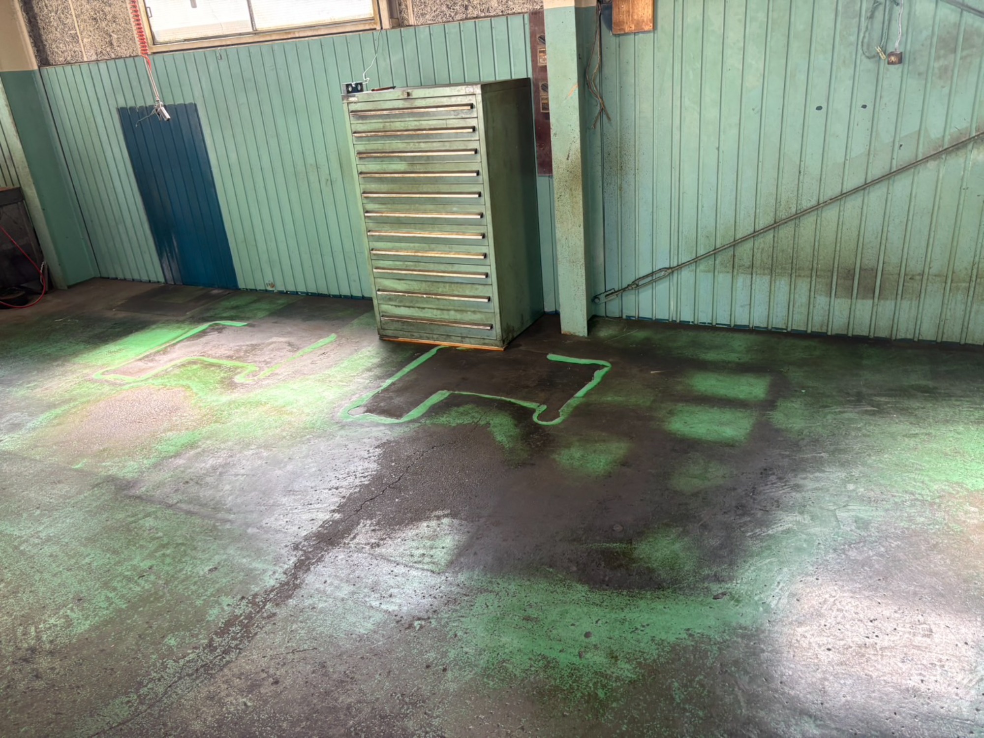 不要設備の2階からの荷下ろし撤去を承りました